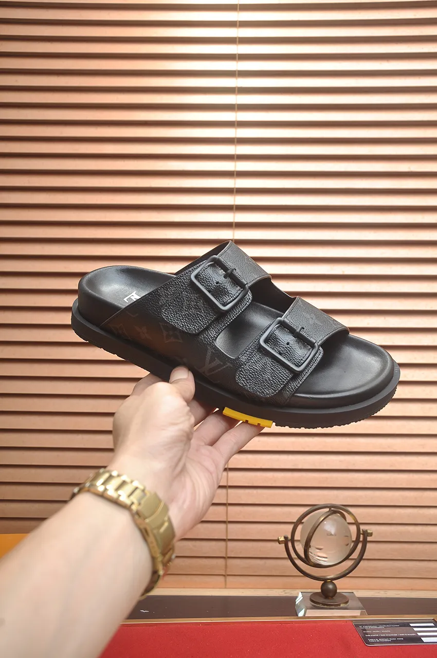 Men's shoes 💰400💶 [Louis Vuitton LV slippers] (high-end cowhide) counter 1:1 fashion style, a must-have for summer! The designer used LV’s iconic outsole. The original simple slippers instantly become fashionable! The upper is made of flexible special cowhide leather straps alternately, and the workmanship is exquisite! A must-have for stylish men in summer, size 38-45 (45 customized)